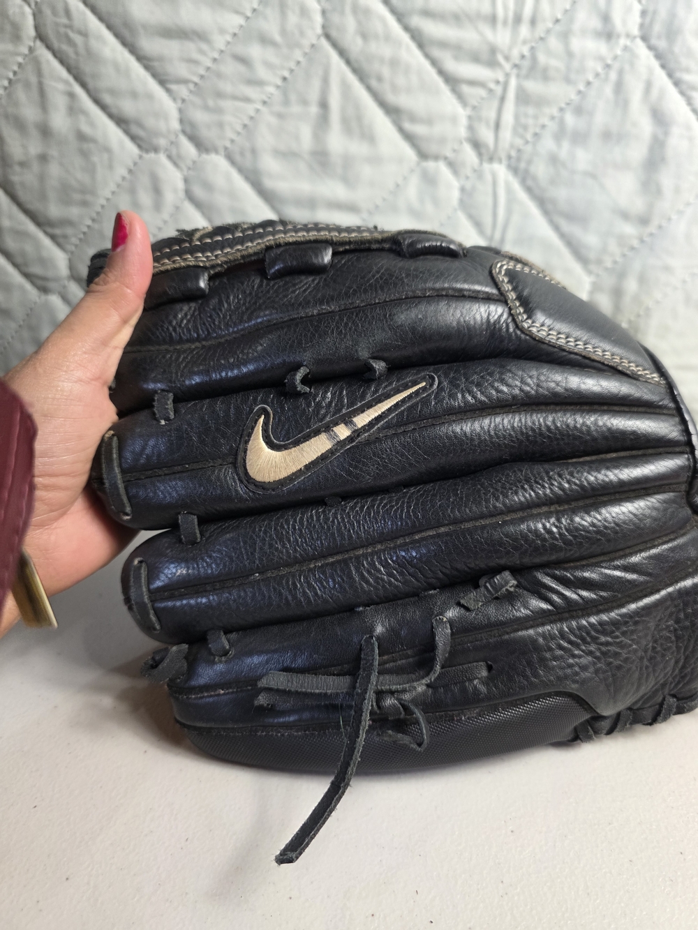 Black Nike DE Edge 13 00
Baseball Glove Right hand Throw